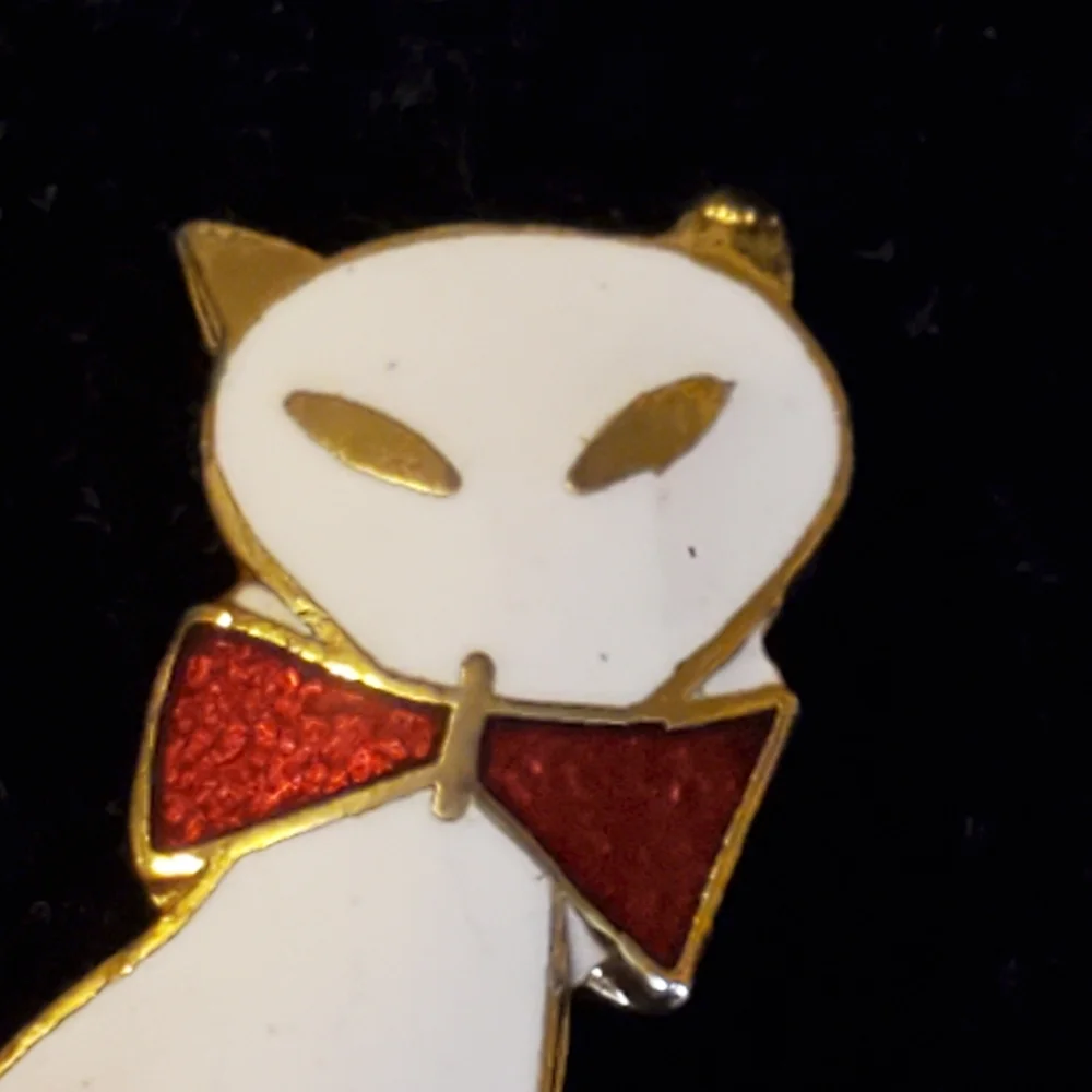 Vintage goldtone cloisonne Siamese cat brooch white with red bow tie